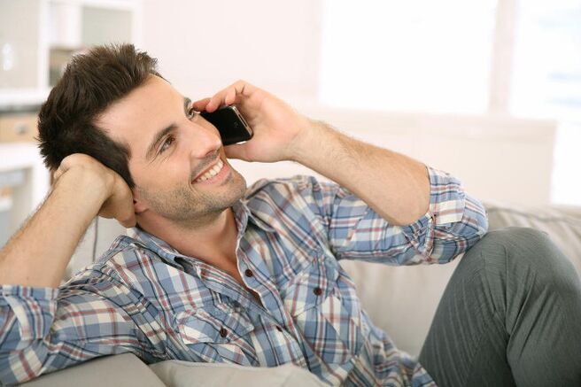 Hermostuneena mies puhuu naisen kanssa pitkään puhelimessa